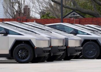 Imodoka ‘Cybertruck’ zisaga ibihumbi 63 zagaragaweho ikibazo cy’amatara