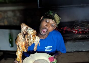 Yaka mwana ariye inkoko ya Kasuku iramuhagama