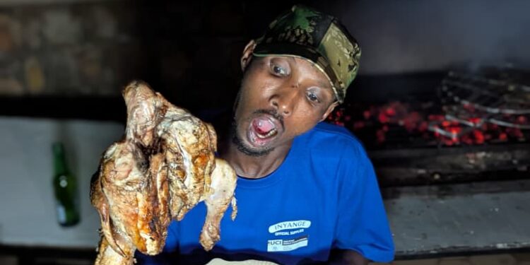 Yaka mwana ariye inkoko ya Kasuku iramuhagama