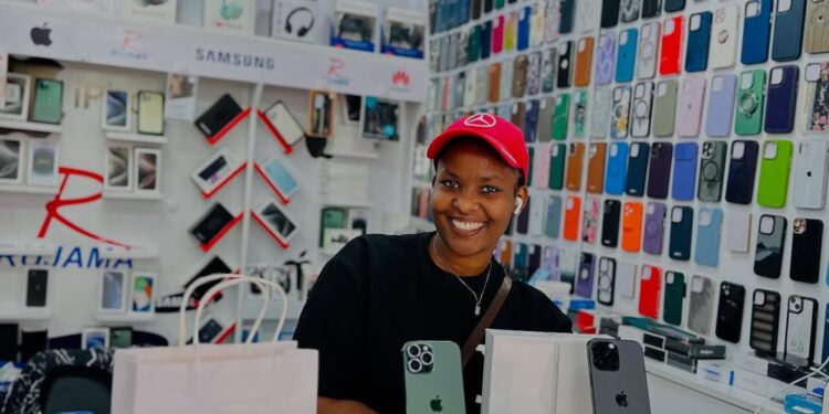 Iduka ‘Rujama Phones Shop’ rikomeje korohereza abaguzi, nyuma yuko rihananuye ibiciro