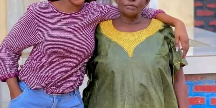 Umusizi akaba n’umukinnyi wa filime, Mutoni Saranda Oliva ari mu kababaro, nyuma yo kubura umubyeyi we