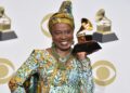 Angelique Kidjo niwe muhanzikazi umaze guhatanira Grammy Awards inshuro 16