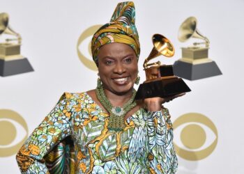 Angelique Kidjo niwe muhanzikazi umaze guhatanira Grammy Awards inshuro 16