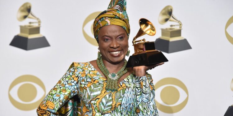 Angelique Kidjo niwe muhanzikazi umaze guhatanira Grammy Awards inshuro 16