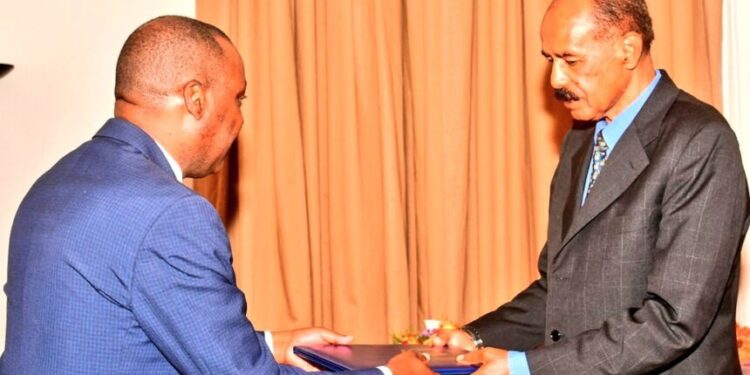 Ambasaderi Ernest Rwamucyo yahawe ikaze na Perezida Isaias Afwerki ndetse atangira inshingano zo guhagararira u Rwanda muri Eritrea
