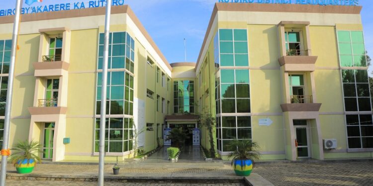 Rutsiro: Umupolisi yarashe umugabo n’umukozi wa DASSO