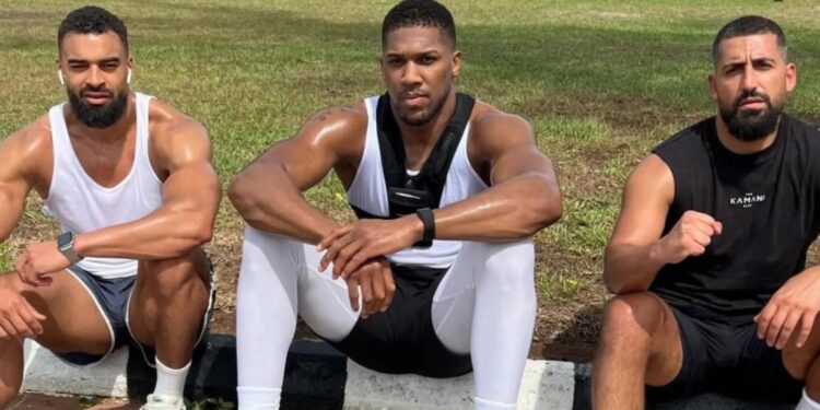 Anthony Joshua yapfushije abatoza be babiri mu mpanuka ikomeye