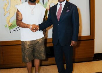 Davido yahuye na Perezida Julius Maada Bio, nyuma y’igitaramo yakoreye mu gihugu cya Sierra Leone