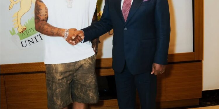 Davido yahuye na Perezida Julius Maada Bio, nyuma y’igitaramo yakoreye mu gihugu cya Sierra Leone