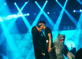 Ariel Wayz na Juno Kizigenza batunguye abafana ubwo basomanaga ku rubyiniro muri BK Arena