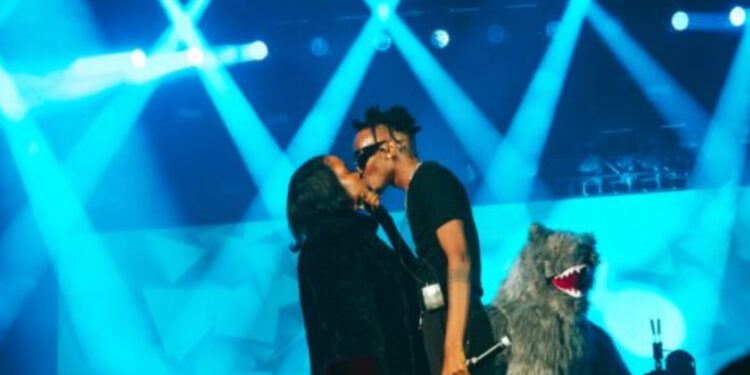 Ariel Wayz na Juno Kizigenza batunguye abafana ubwo basomanaga ku rubyiniro muri BK Arena