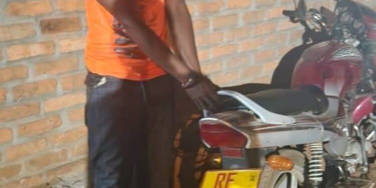 Masaka: Umujura yafashwe asunika moto yibye