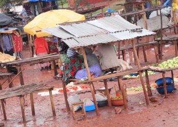 Abacururiza mu Isoko ryo mu Irebezo baratabaza ku gihombo baterwa n’isoko ritagira inyubako