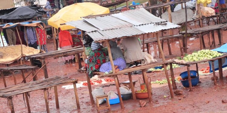 Abacururiza mu Isoko ryo mu Irebezo baratabaza ku gihombo baterwa n’isoko ritagira inyubako