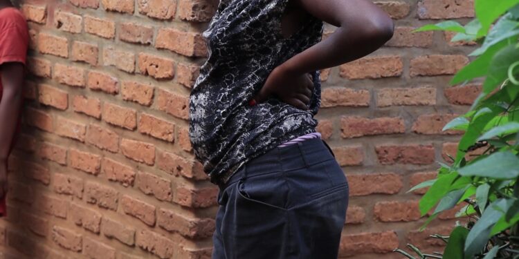 Gashinya: Abaturage baratabaza kubera inda ziterwa abangavu