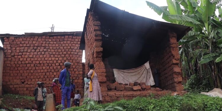 Muhanga: Umuryango w’abantu batatu utishoboye uhangayikishijwe n’ubuzima bwo kuba mu nzu yasenyutse