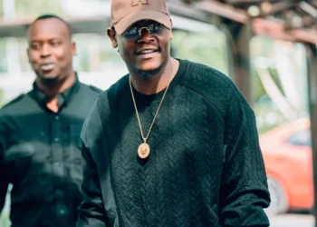 Bruce Melodie yafashe rutemikirere yerekeza muri Tanzania aho ari mu bikorwa byo kumenyekanisha indirimbo Pom Pom