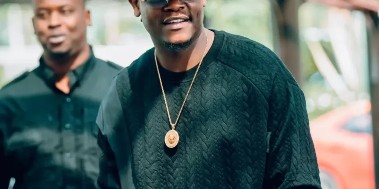 Bruce Melodie yafashe rutemikirere yerekeza muri Tanzania aho ari mu bikorwa byo kumenyekanisha indirimbo Pom Pom