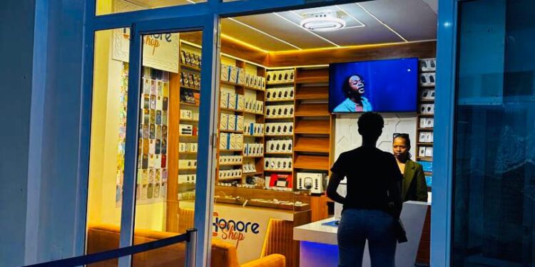 Mu Rwanda haje iduka ry’akataraboneka rigiye gucuruza ibikoresho bya electronic (Honore Shop)