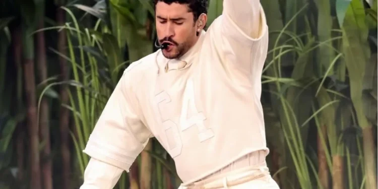 Bad Bunny mu ijoro ryakeye yaraye aririmbye mu karuhuko k’igice cya mbere cy’umukino wa Super Bowl