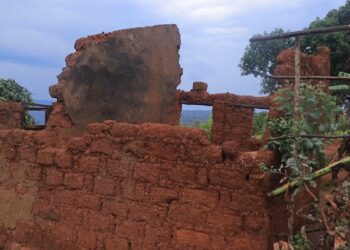 Abaturage ba Ruganda bakomeje guhungabanywa n’inzu baherutse gutuzwamo zatangiye gusenyuka