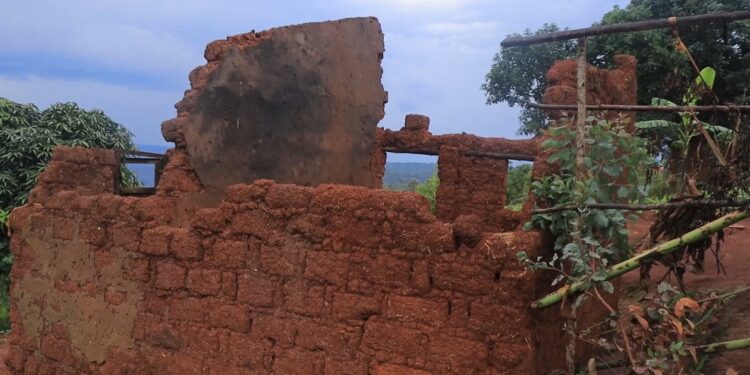 Abaturage ba Ruganda bakomeje guhungabanywa n’inzu baherutse gutuzwamo zatangiye gusenyuka