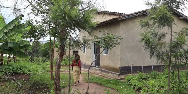 Muhanga: Umugore arasaba ubutabera, nyuma yo kwamburwa urugo yubatse