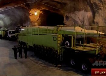 Iran yerekanye ububiko bw’intwaro zo mu mazi zibitse mu buvumo