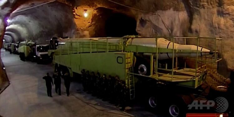 Iran yerekanye ububiko bw’intwaro zo mu mazi zibitse mu buvumo