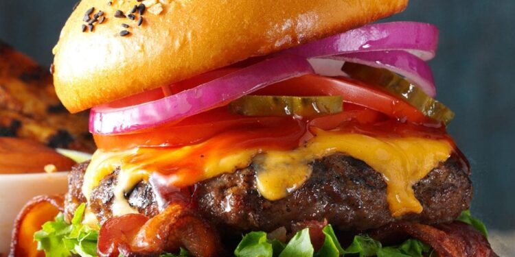 Ti’Amo Lounge Bistro & Café yahananuye ibiciro bya Burger mu rwego rwo korohereza abakiriya