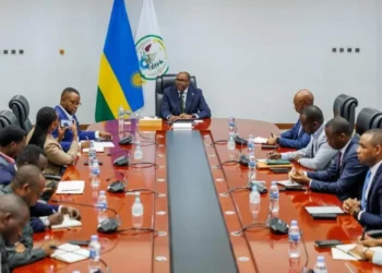 Hakozwe inama ku izamuka ry’ibiciro bya peterole bishobora gukoma mu nkokora ubukungu