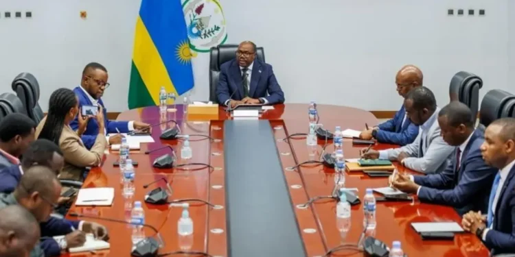 Hakozwe inama ku izamuka ry’ibiciro bya peterole bishobora gukoma mu nkokora ubukungu