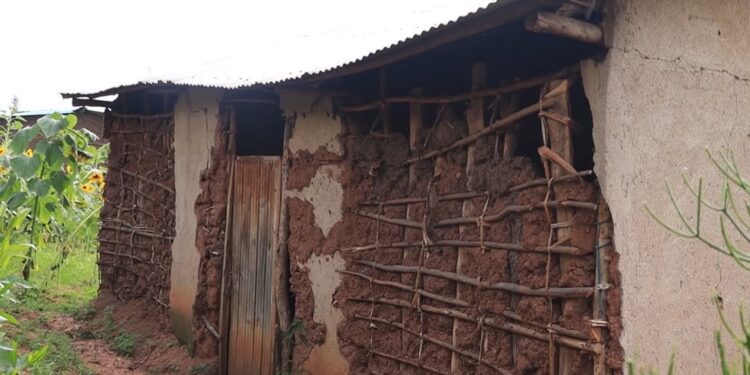 Abatujwe mu Mudugudu wa Mamba basaba gusanirwa inzu zatangiye gusenyuka imburagihe