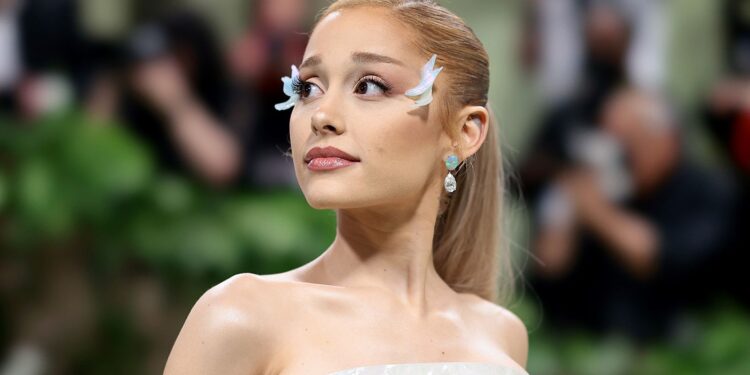 Ariana Grande yegukanye Billboard Hot 100