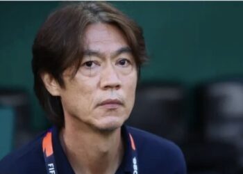 Umutoza w’ikipe y’igihugu ya Koreya y’Epfo Hong Myung-bo yeguye, nyuma yo kunanirwa gukomeza mu matsinda