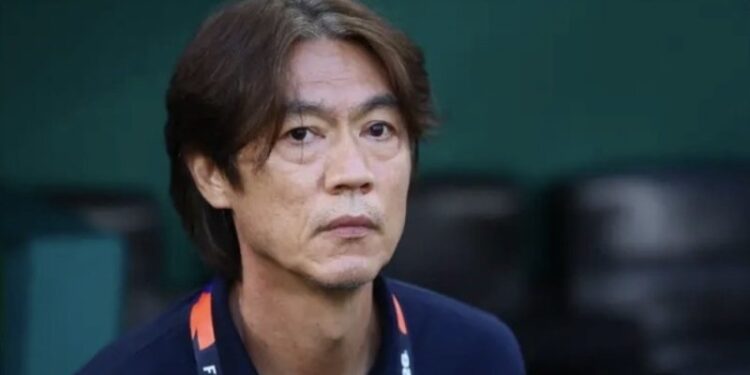 Umutoza w’ikipe y’igihugu ya Koreya y’Epfo Hong Myung-bo yeguye, nyuma yo kunanirwa gukomeza mu matsinda