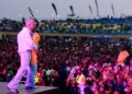 Bushali akomeje kwandika amateka muri MTN Iwacu Muzika Festival binyuze mu guha abafana impano