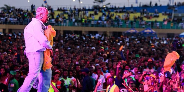 Bushali akomeje kwandika amateka muri MTN Iwacu Muzika Festival binyuze mu guha abafana impano