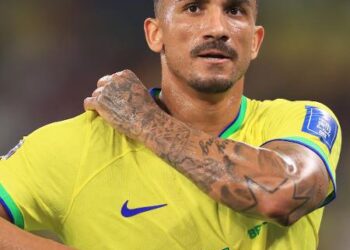 Danilo ni wenyine watashye mu ndege mu bakinnyi b’ikipe y’Igihugu ya Brazil, nyuma yo gusezererwa mu Gikombe cy’Isi