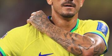 Danilo ni wenyine watashye mu ndege mu bakinnyi b’ikipe y’Igihugu ya Brazil, nyuma yo gusezererwa mu Gikombe cy’Isi
