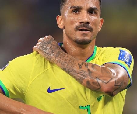 Danilo ni wenyine watashye mu ndege mu bakinnyi b’ikipe y’Igihugu ya Brazil, nyuma yo gusezererwa mu Gikombe cy’Isi